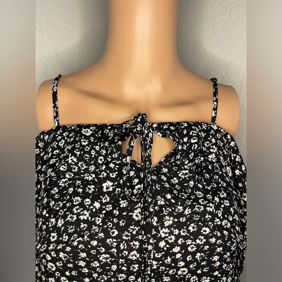 Ana black floral cold shoulder women’s blouse. Size XS - Picture 3 of 5